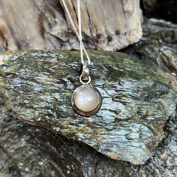 Moonstone Set in Sterling Silver Pendant 925 Marked with 18” Box Chain - Picture 3 of 8